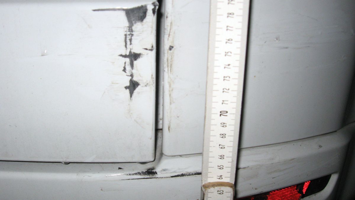 Detailaufnahme des Schadens an einem der Fahrzeuge. von Polizei Olpe