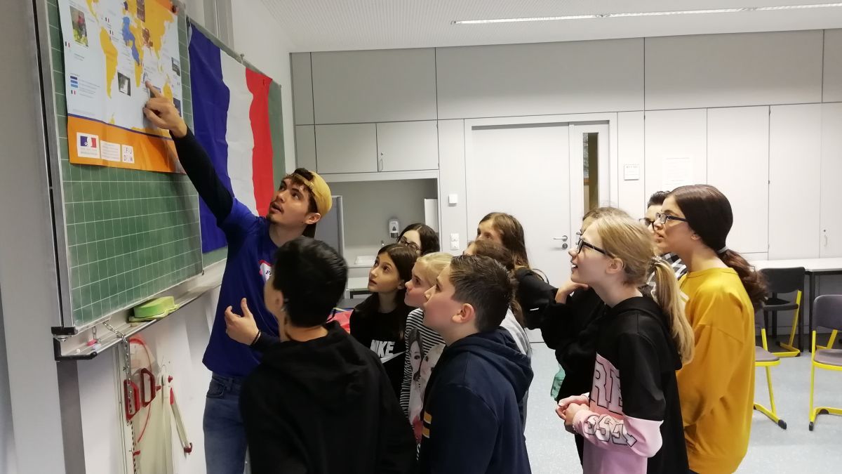 Der Lektor Dylan Mussard lernte mit den Schülern erste französische Worte. von privat