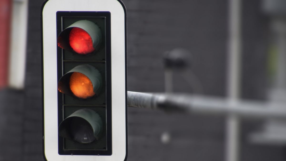 Der Verkehr wird tagsüber mit einer Ampel geregelt. von Symbol Nils Dinkel