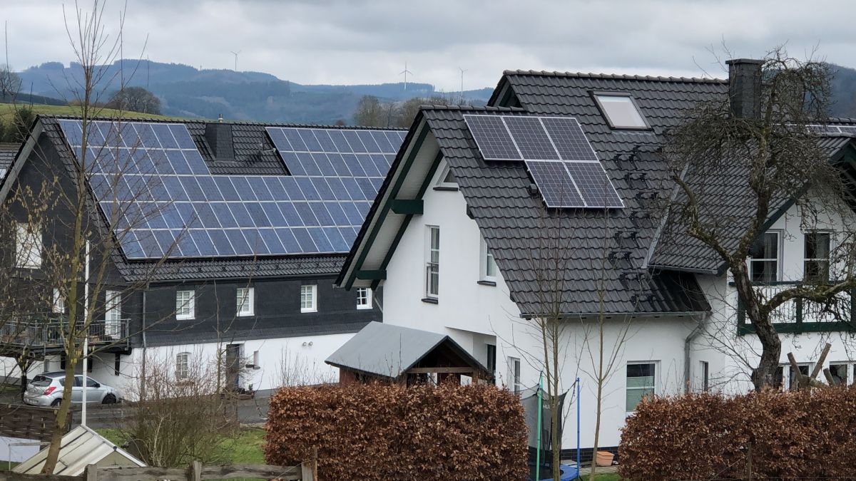 Viele private Hausbesitzer haben bereits mit Photovoltaikanlagen auf ihren Dächern zum Klimaschutz beigetragen. von privat