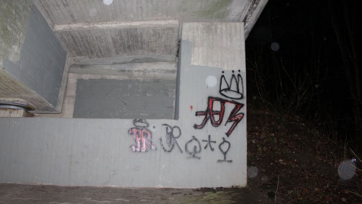 Drei Graffiti-Sprayer haben die Fundamente einer Brücke besprüht. von Polizei Olpe