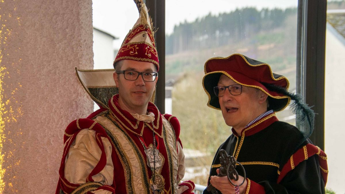 Bürgermeister Dietmar Heß (links) überreicht den Rathausschlüssel an Prinz Michael. von Nils Dinkel