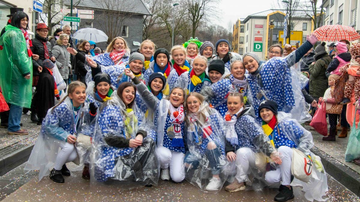 Die Narren trotzten dem Wetter beim Straßenkarneval am Rosenmontag in Attendorn. Dabei sorgten sie für strahlende Kinderaugen. von s: Nils Dinkel