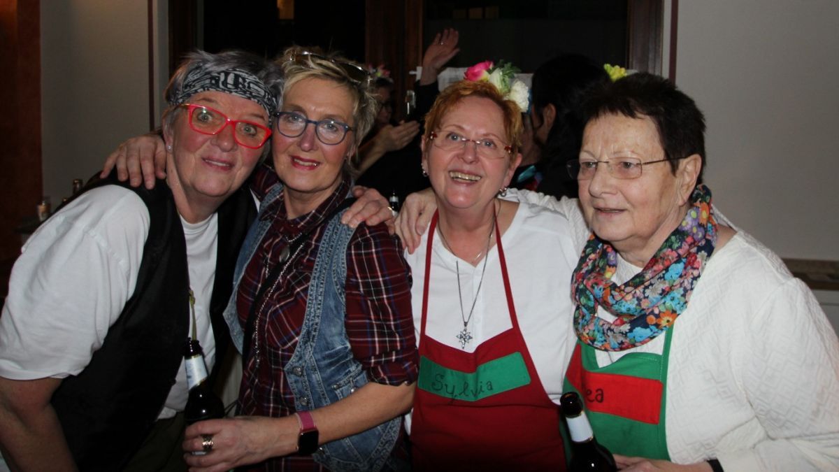 Beim kfd-Karneval in Meggen mit den „Schnattergänsen“ hatten die Damen viel Spaß. von privat