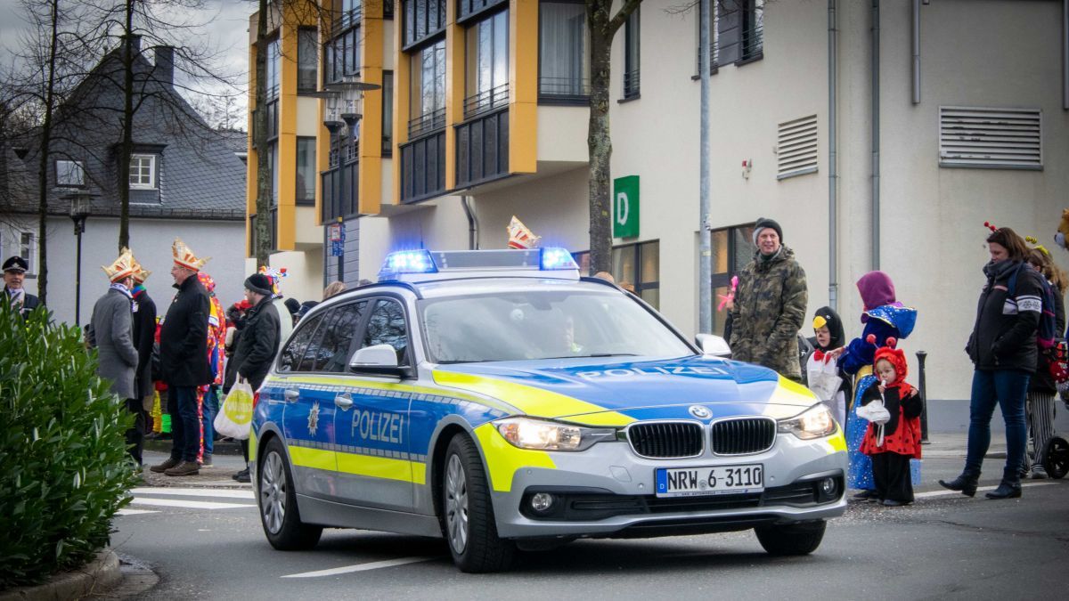 Die Polizei zeigte an den närrischen Tagen im Kreis Olpe vermehrt Präsenz, lobte aber das Verhalten der feiernden Bürger. von Nils Dinkel