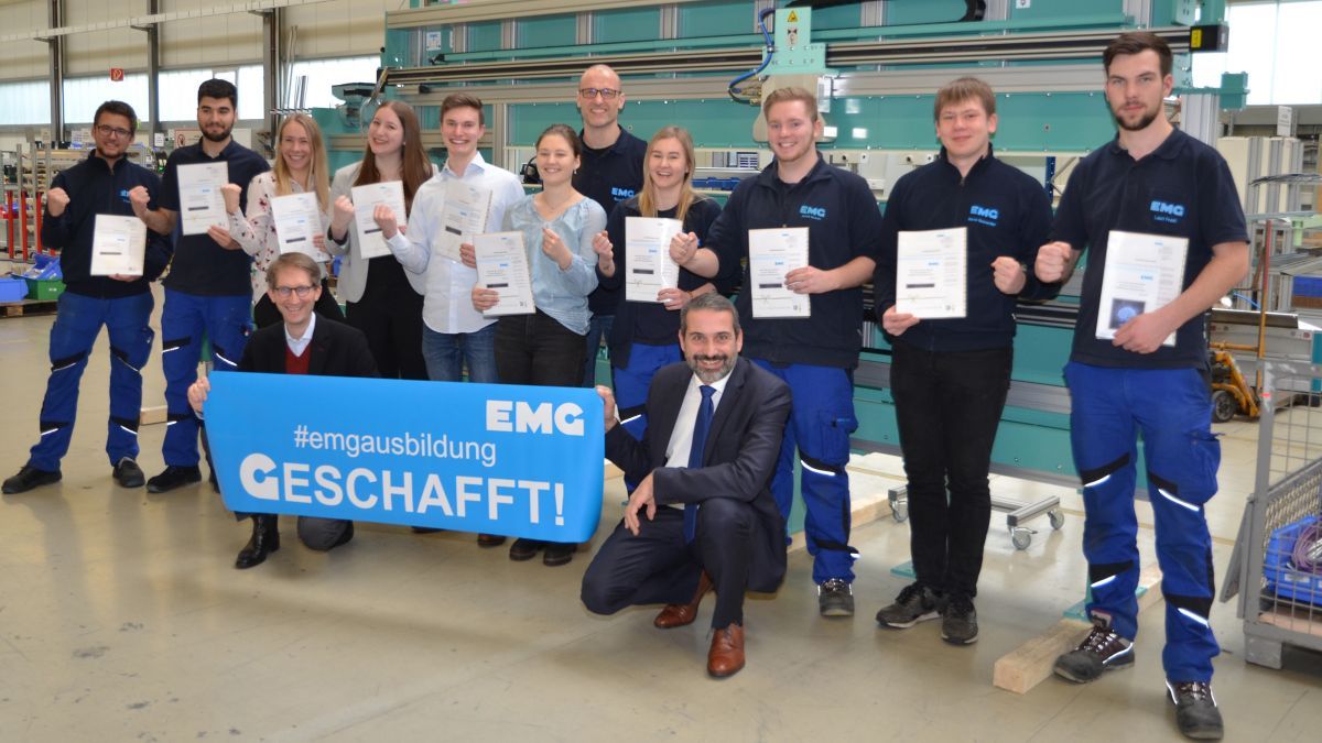 Die Geschäftsführer der EMG, Ingo Koesfeld (vorne links) und Harald Rackel (vorne rechts), sowie Ausbildungsleiter Rony Brüser (hinten Mitte) gratulieren den ehemaligen EMG-Azubis zu ihren Prüfungsergebnissen. von EMG