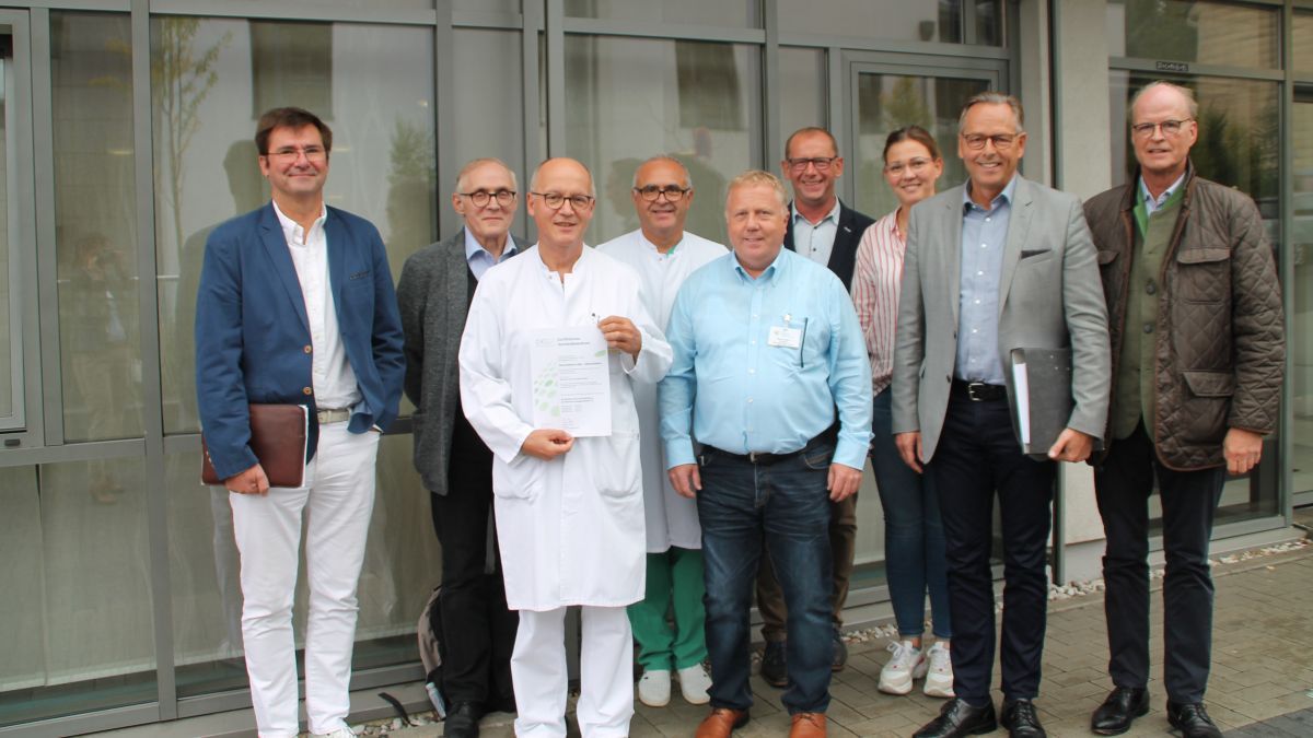 Dr. Karl-Heinz-Ebert (vordere Reihe links), Leiter des Darmzentrums, mit den beiden Auditoren (vordere Reihe rechts) Dr. Andreas Ludwig und Prof. Dr. Knut Böttcher sowie dem Team des Darmzentrums. von KHS