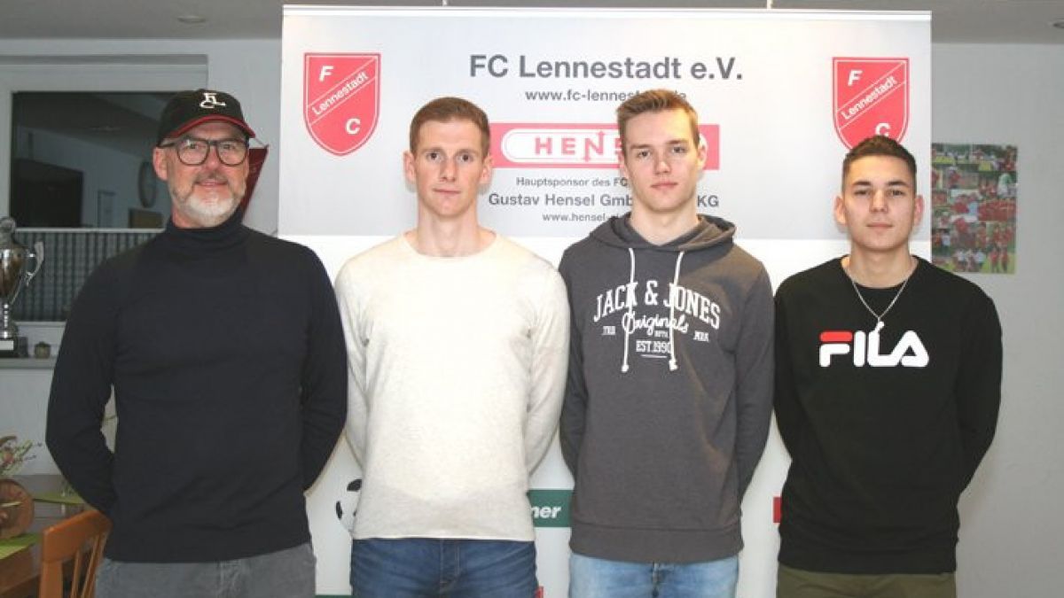 Der 1. Vorsitzende Andreas Eickelmann sowie die Neuzugänge Christian Klur, Robin Hatzfeld und Mohammed Atwi (von links). von FC Lennestadt
