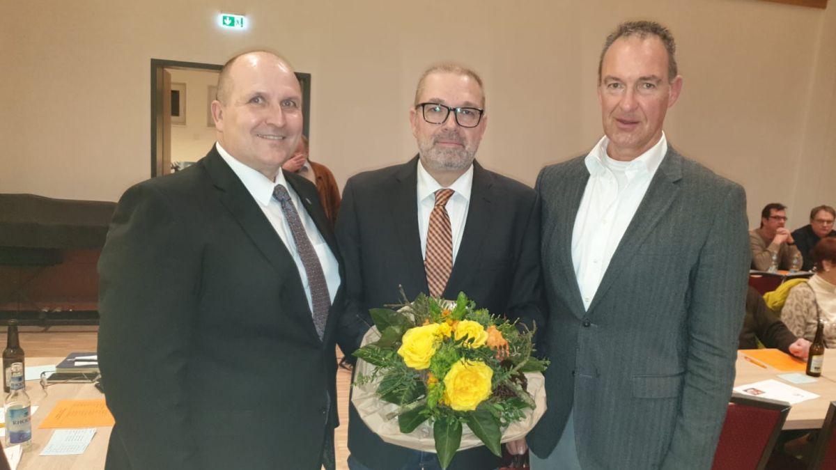 Gemeindeunionsvorsitzender Dirk Leibe, Bürgermeisterkandidat Achim Henkel und Kreisvorsitzender Jochen Ritter (von links) kurz nach der Nominierung. von Nicole Voss