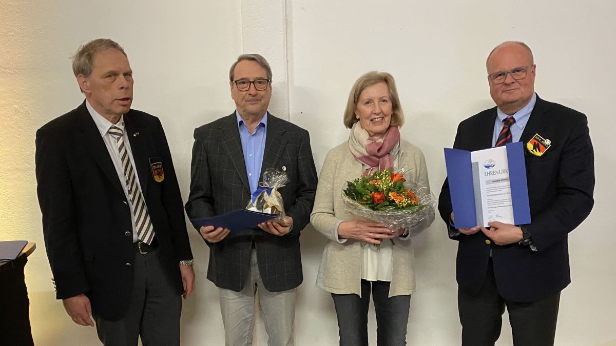 Achim Haag, Präsident der DLRG (li.) und Dr. Rudolf Muhr (r.) überreichten dem Ehepaar Virnich das Verdienstabzeichen. von privat