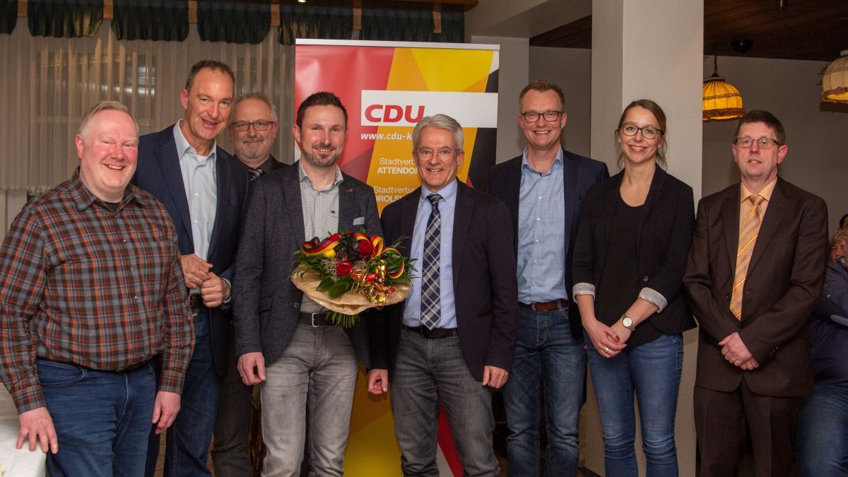 Björn Jarosz (4. v.l.) wurde zum Bürgermeister-Kandidaten der CDU gewählt. von Christine Schmidt