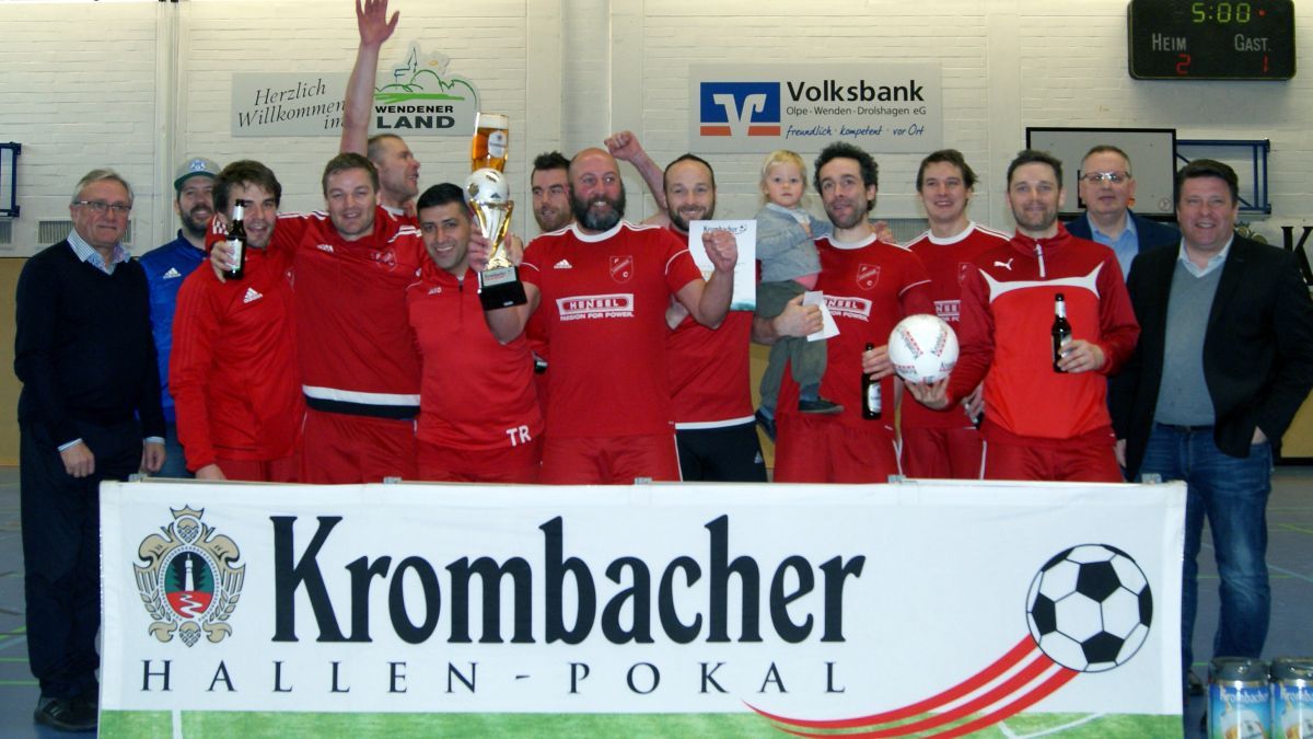 Die SG Lennestadt/LaKi sicherte sich den Sieg beim Ü32-Kreispokal - hier nach der Siegerehrung mit Joachim Schlüter (links) und Jens Selter (rechts). von Stephan Hahn