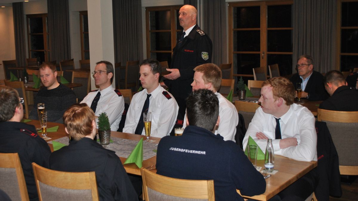 Werner Geueke lobte als stellvertretender Leiter der Feuerwehren der Gemeinde Finnentrop den Einsatz seiner Kameraden vor Ort. von Feuerwehr Serkenrode