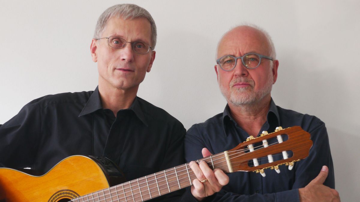 Johannes Göbel (Rezitation) und Martin Mock (Vertonung, Gitarre & Gesang) gastieren in Olpe. von privat