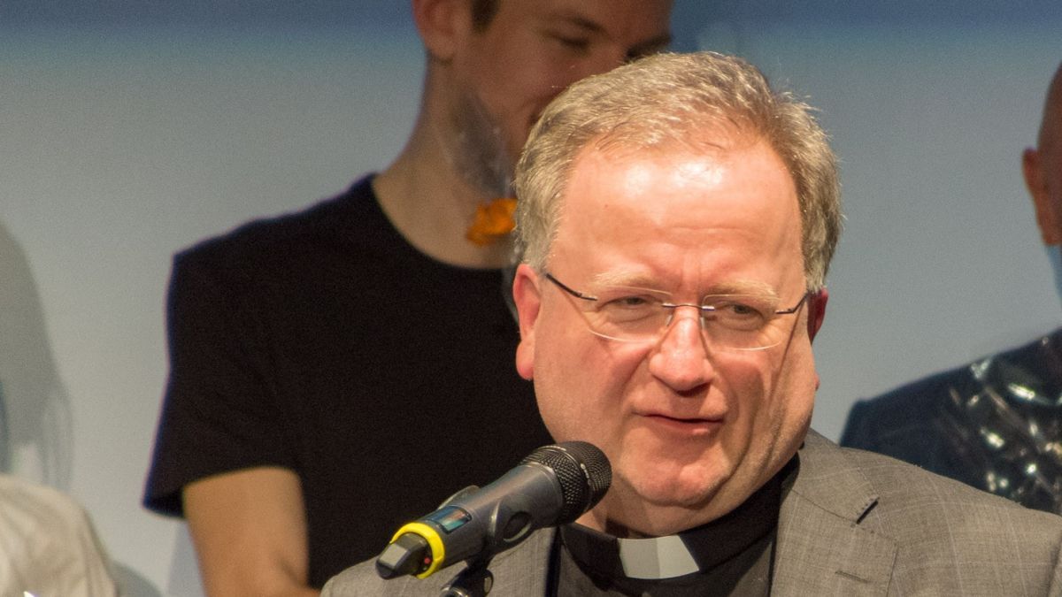 KAB-Präses, Pfarrer Reinhard Lenz greift das Thema Sonntagsschutz auf. von Nils Dinkel