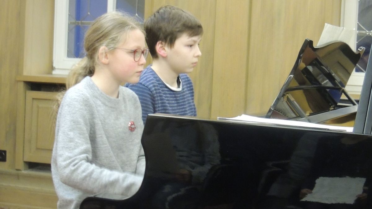 Am Klavier spielten Sophie Miller und Konrad Fraczek vierhändig Beethovens „Türkischer Marsch“. von privat