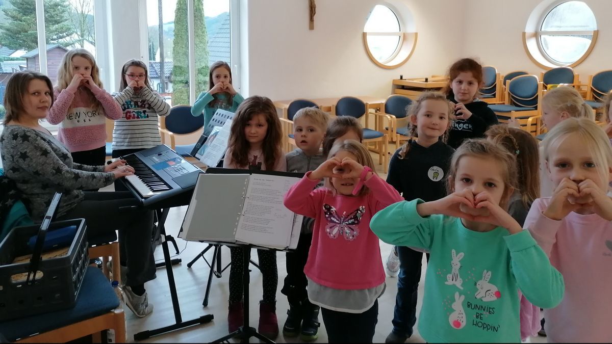 Nicht nur die Chorleiterinnen, auch die Kinder freuen sich immer auf die Proben von den Little und den Young Voices. von privat