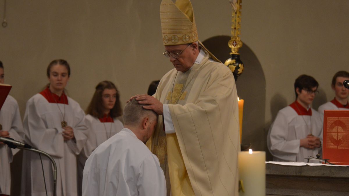 Durch Handauflegen und Gebet weiht Weihbischof Matthias König Sebastian Springob zum Diakon. von Nicole Voss