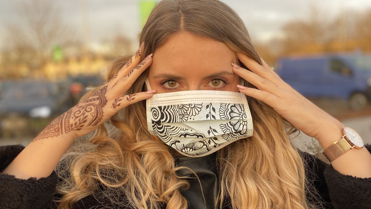 Aileen Michel aus Lennestadt verziert Atemschutzmasken - eine Aktion, die ein kleines Lächeln zaubern soll. von privat