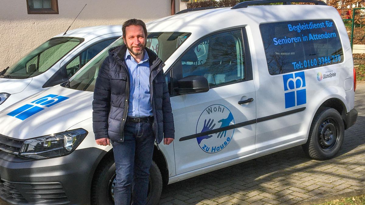 Bernd Herweg steht mit dem neuen „Wohl zu Hause“-Wagen des Diakonischen Werkes für spontane Hilfsfahrten zur Verfügung. von privat