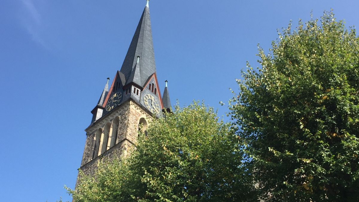 Im Pastoralen Raum Lennestadt - hier die St.-Agatha-Kirche Altenhundem - bleibt die Kirche weiterhin für die Gläubigen erreichbar. von Symbol Kerstin Sauer