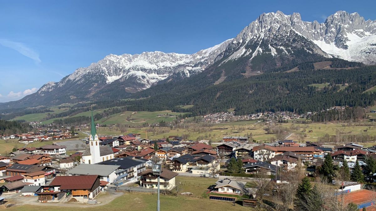 Im wunderschönen Ellmau in Tirol ist Ruhe eingekehrt: Die Gemeinden stehen unter Quarantäne. Viele Existenzen sind bedroht. Doch die Einwohner bewahren Ruhe und halten sich an die Regeln. von Anna Wierzioch
