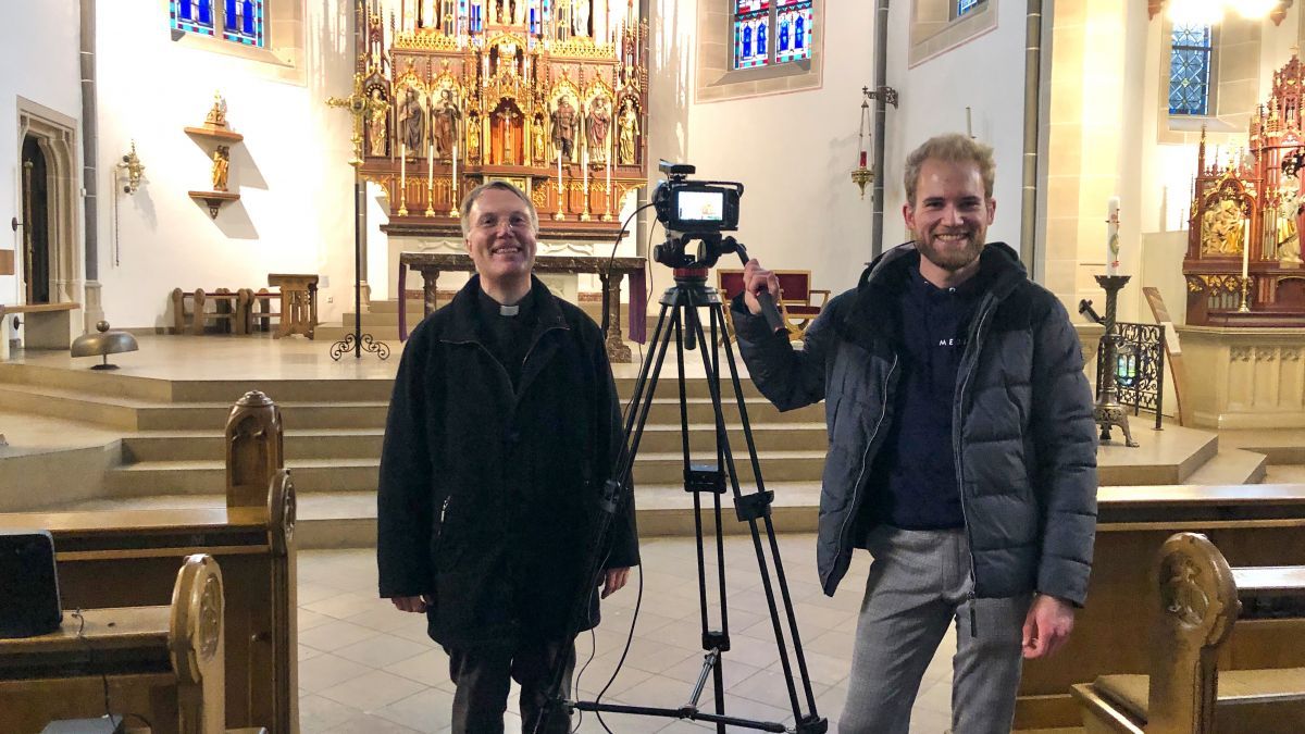 Pfarrer Christoph Gundermann (li.) und Maximilian Müller testeten die Live-Übertragung. von privat