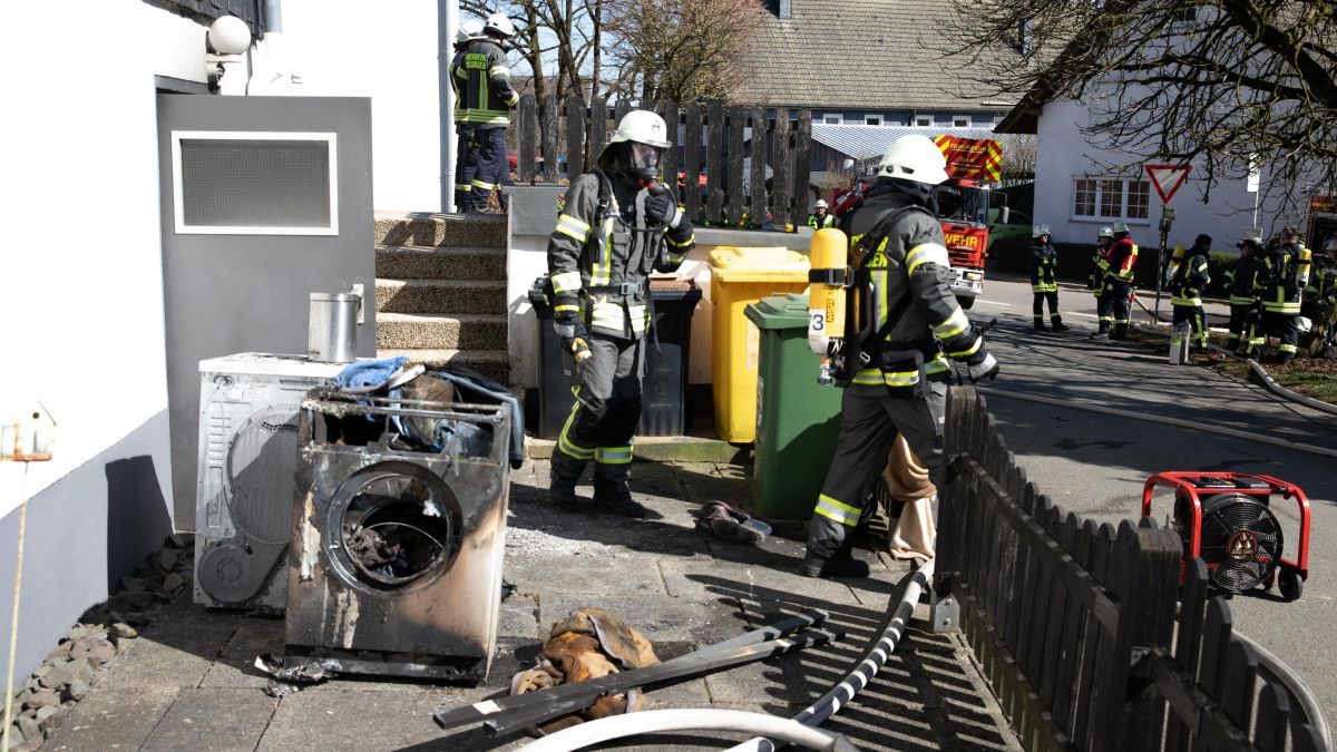 Im Keller eines Wohnhauses in Husten war ein Wäschetrockner in Brand geraten. von Kai Osthoff