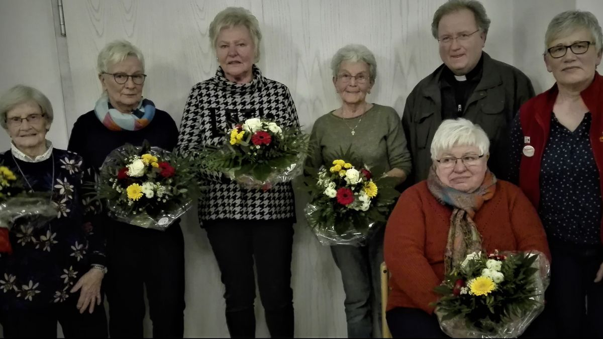 Pastor Reinhard Lenz gratulierte den anwesenden kfd-Jubilarinnen. von privat