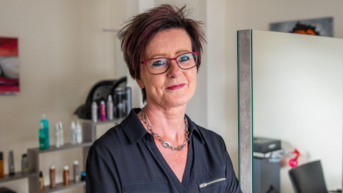 Inhaberin Andrea Loos freut sich über den neuen Look des Salons. von Christine Schmidt