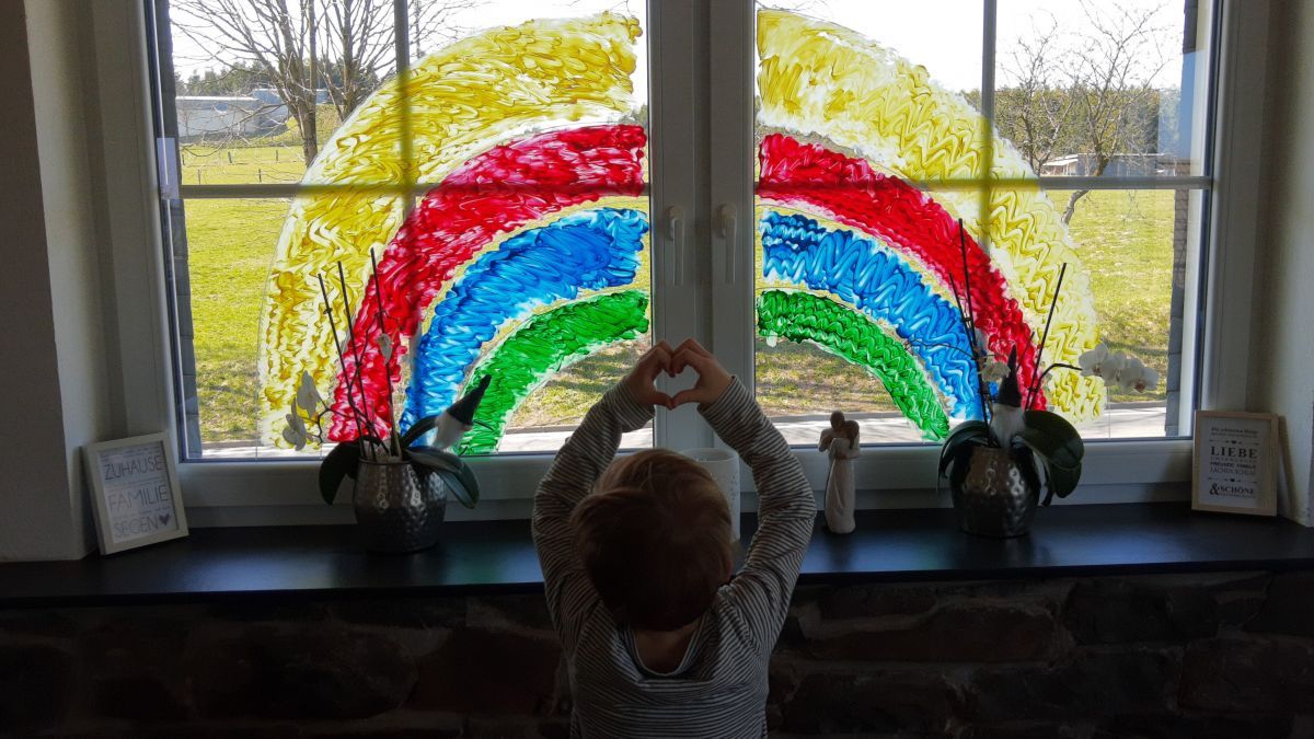 Der 6-jährige Johannes hat einen Regenbogen zu Hause an die Fensterscheibe gemalt. von privat