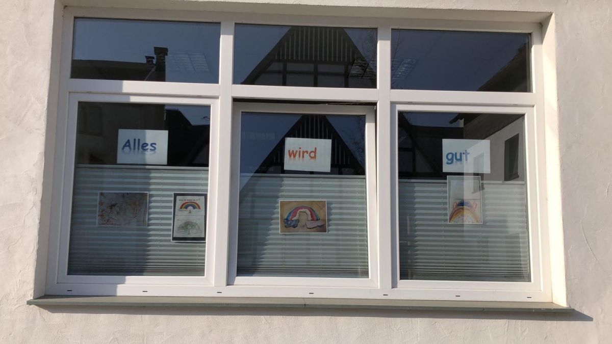 Ein Blick ins Fenster des St. Josef Kindergartens soll Mut machen. von privat
