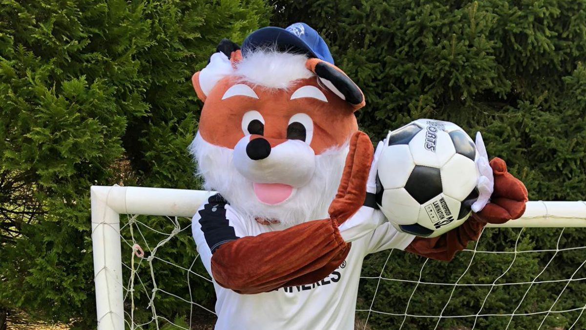 Kinder dürfen ihr schönsten Bild mit dem Maskottchen Kicki malen. von privat