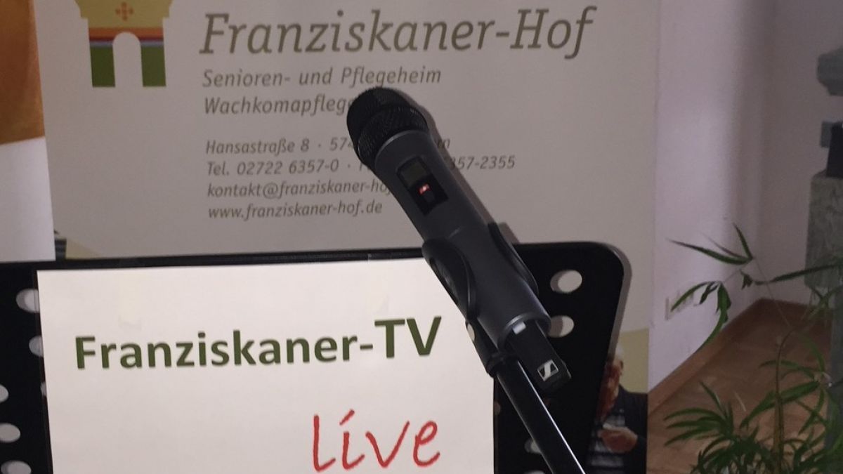 Das Franziskaner-TV sendet live in die Zimmer der Bewohner. von privat
