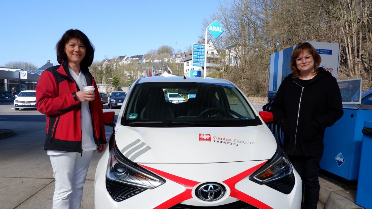 Caritas-Mitarbeiterin Claudia Laufkötter freut sich über einen kostenlosen Kaffee von Heike Friedrich. von privat