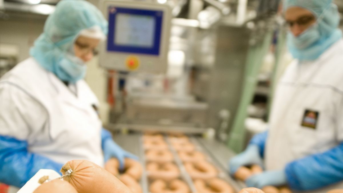 Die Schinken-Fleischwurst wird bei Metten unter höchsten hygienischen Bedingungen verpackt. von Firma Metten