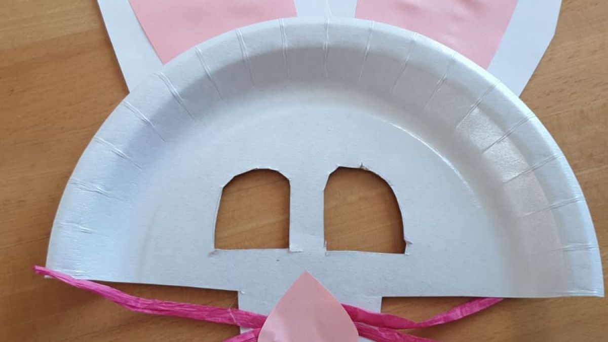 Ganz einfach: Mit einem Pappteller könnt ihr eine Osterhasen-Maske basteln. von privat