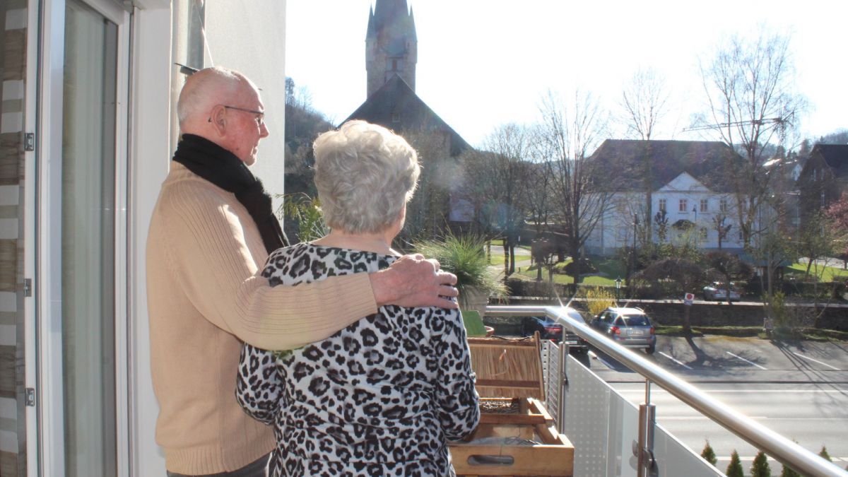 Martha und Heinz Heinrichs auf dem Balkon ihrer Wohnung in Grevenbrück. von Angelika Brill