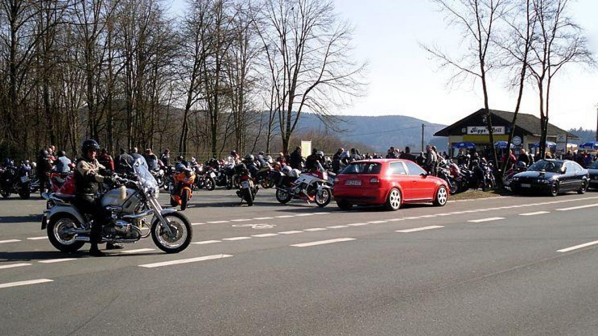 Der Parkplatz am Biggegrill (hier ein Archivfoto) ist ein beliebter Treffpunkt von Motorradfahrern. von Archiv www.biker-treff.de/treff/Bigge+Grill