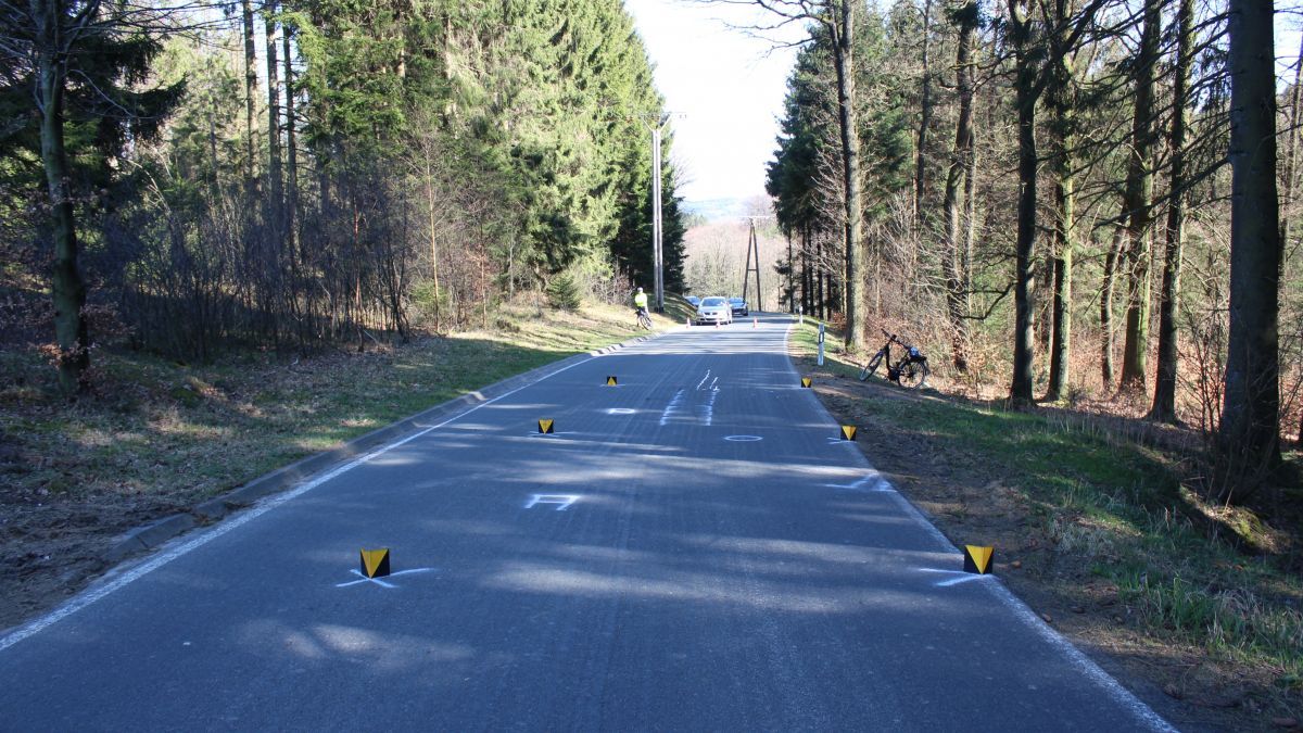 Auf der Kreisstraße zwischen Gelslingen und Husten verunglückte die Pedelec-Fahrerin schwer. von Polizei Olpe