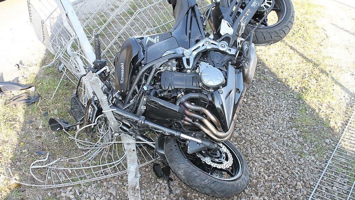 Nasch 80 Metern auf dem Seitenstreifen prallte das Motorrad gegen einen Metallzaun. von Polizei Olpe