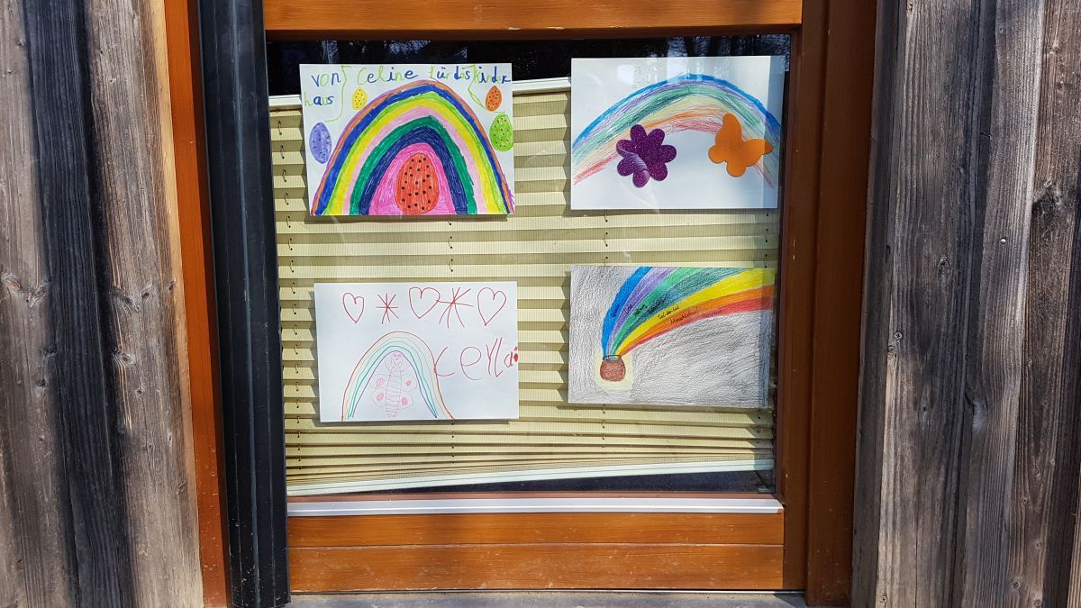 Das Montessori Kinderhaus ist wieder bunt und farbenfroh - dank der tollen Bilder, die die Kinder zu Hause gemalt haben. von privat