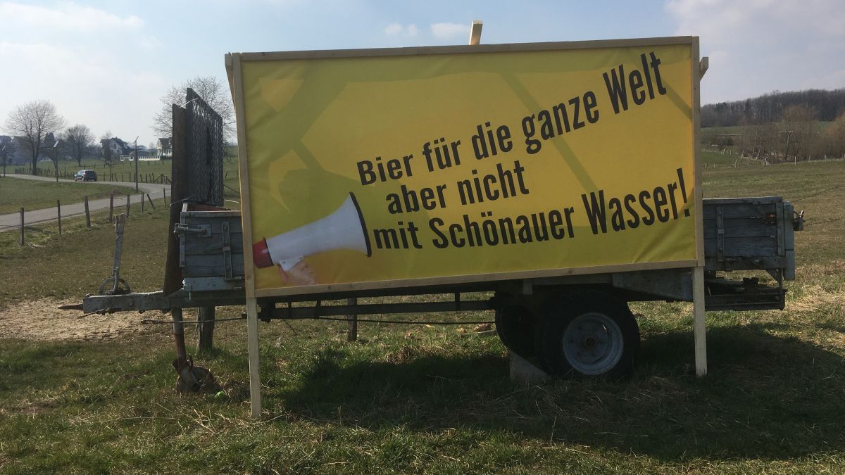 Das Transparent in Schönau zur Kritik an der geplanten Expansion der Krombacher Brauerei. von privat