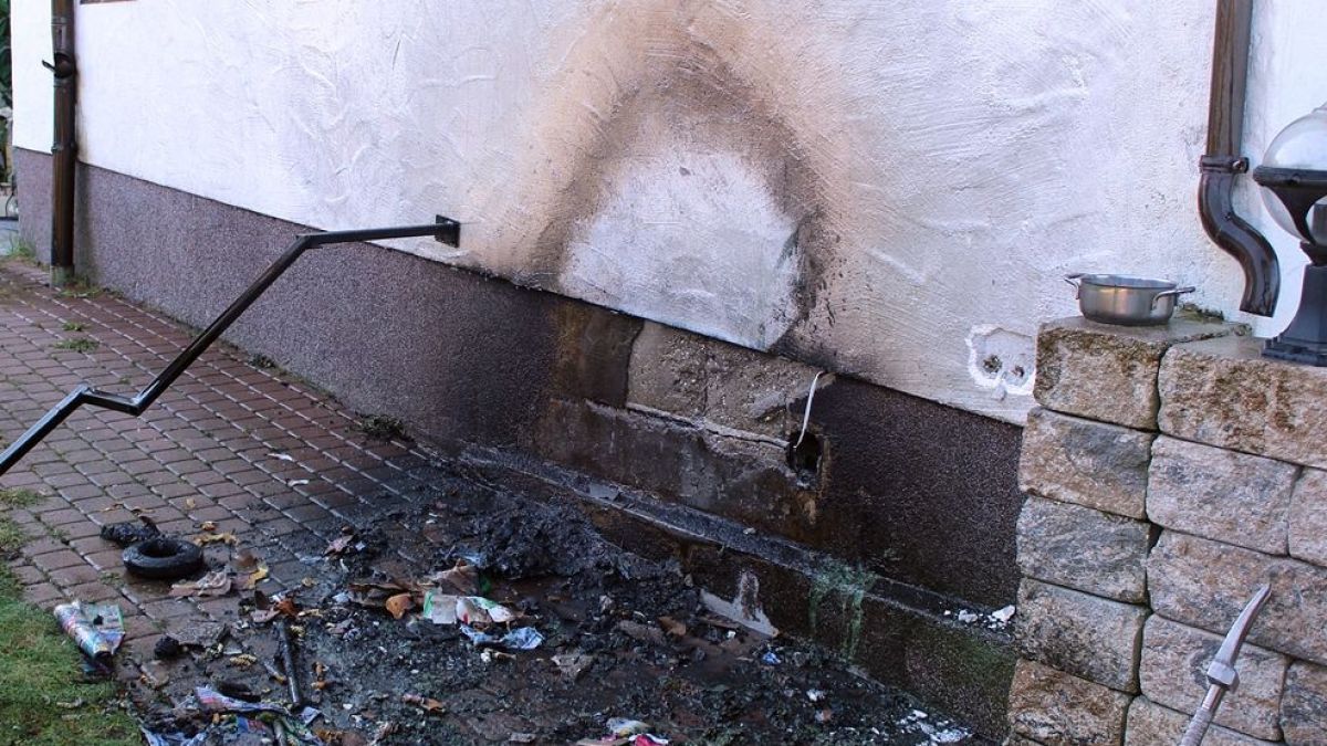 An der Hauswand entstand durch den Mülltonnenbrand Schaden. von Polizei Olpe