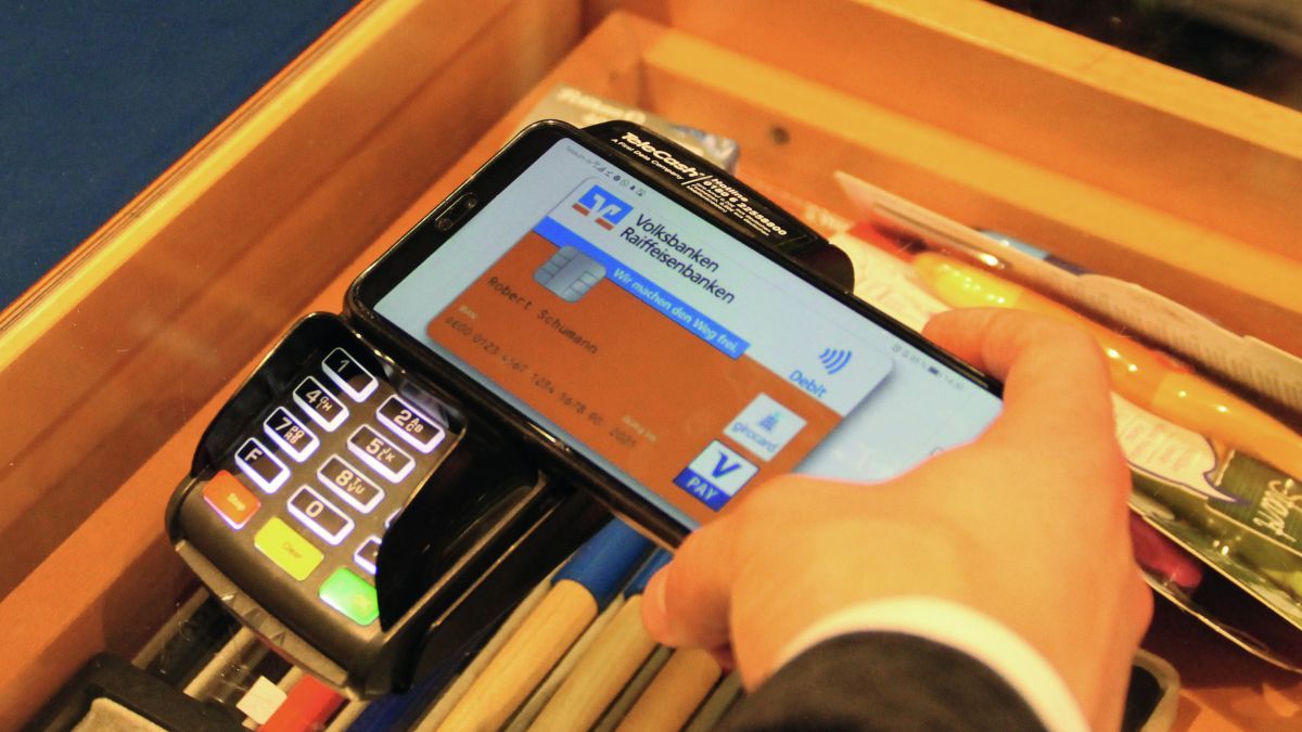 Mit vielen neuen Bank- und Kreditkarten kann man inzwischen kontaktlos bezahlen. von Volksbank