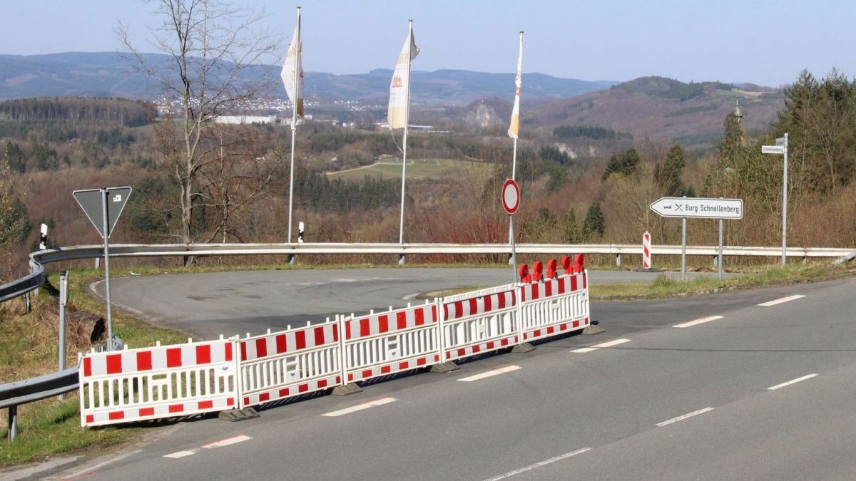 Asphaltarbeiten an der Zufahrt zur Burg Schnellenberg werden bis voraussichtlich Freitag, 17. April, zu Verkehrsbeeinträchtigungen führen. von Stadt Attendorn