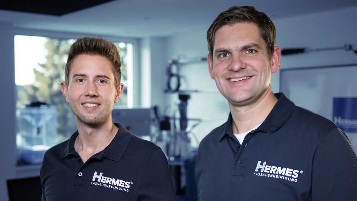 David Hollnack (li.) und Geschäftsführer Sebastian Hermes haben sich schnell eine neue Strategie überlegt. von Hermes Fassadenreinigung