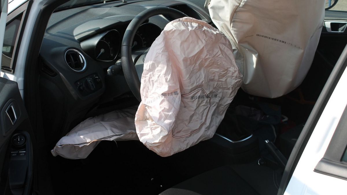Im Wagen der 19-Jährigen wurden bei dem Unfall die Airbags ausgelöst. von Polizei Olpe