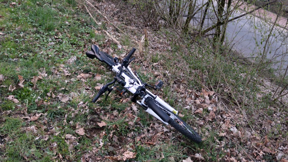 Das beschädigte Fahrrad des 21-Jährigen. von Polizei Olpe