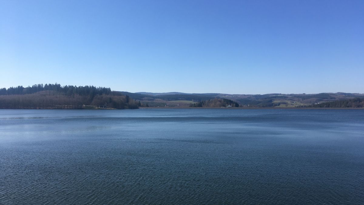 Blick über den Biggesee vom Biggedamm aus bei bestem Frühlingswetter. von Sigrid Mynar